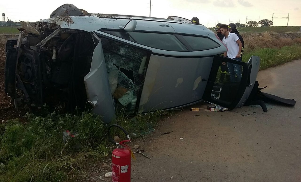 Incidente a Urago, auto ribaltata nei campi