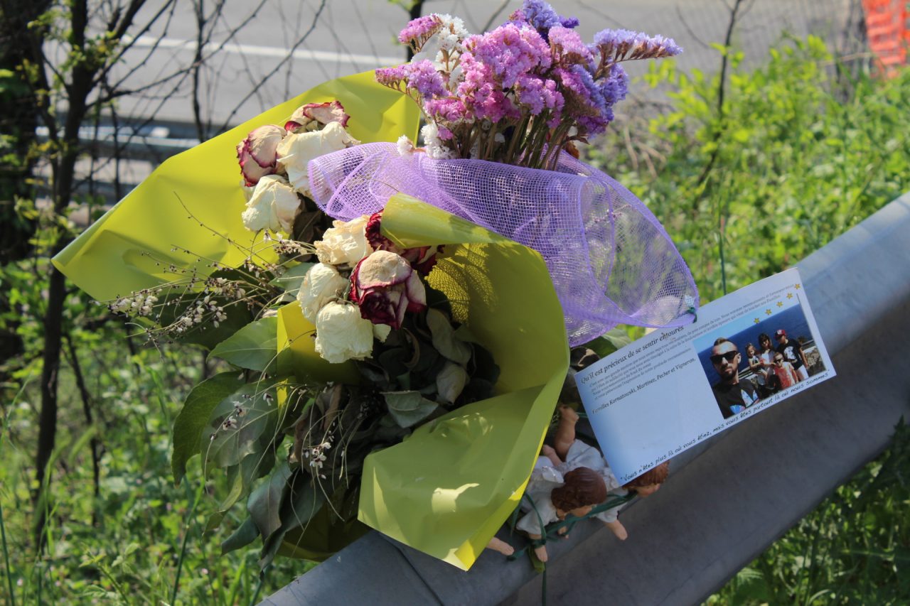 Rubati gli angioletti in ricordo dei morti nella strage in A21