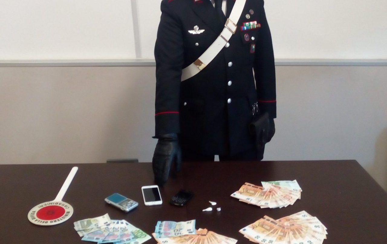 Spacciava con i figli minori in macchina