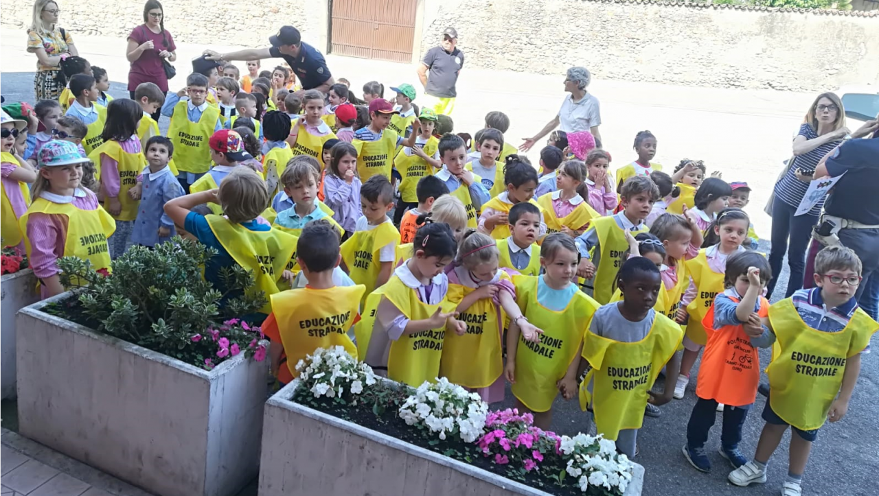 I bambini di Villa Pedergnano per le strade con la Polizia