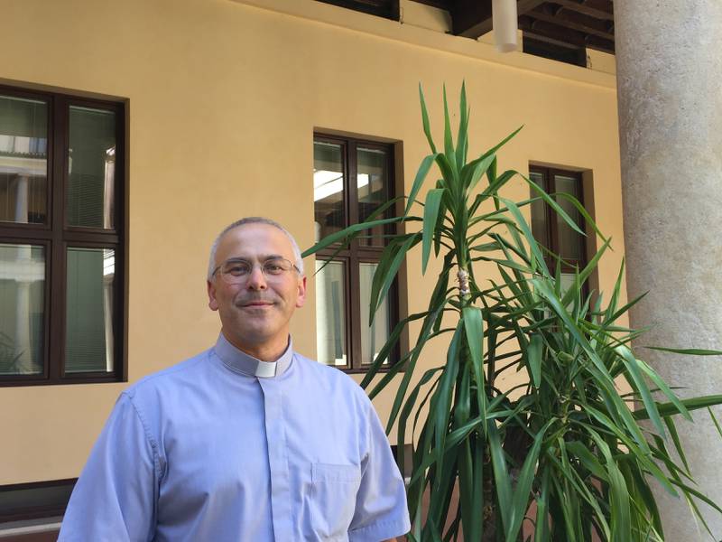 Prete esorcista libera dal “male” arrivano da 3 regioni per lui