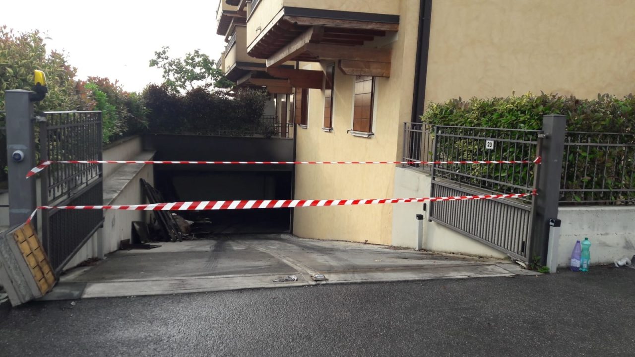 Incendiate due auto in via Baratello, evacuate le famiglie