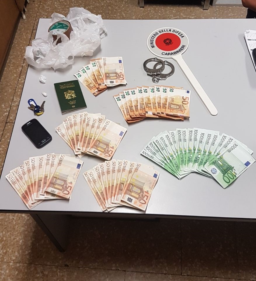 Spacciava droga e nascondeva i soldi nel cous cous