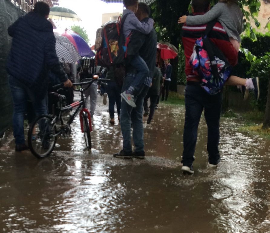 Strade allagate a scuola Genitori inferociti a Chiari