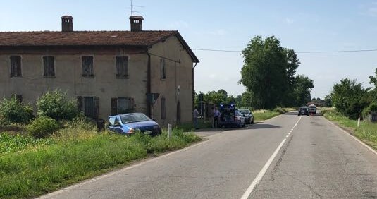 Tampona un’auto e la manda fuori strada