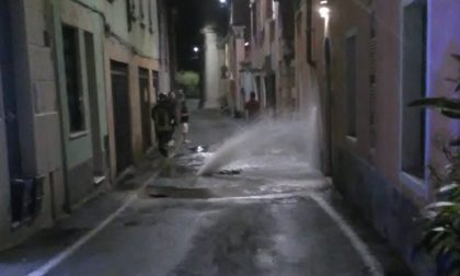 Tubo esploso a Desenzano: allagata via Crocefisso