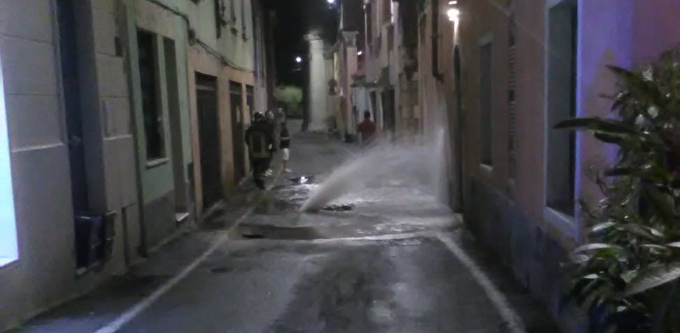 Tubo esploso a Desenzano: allagata via Crocefisso