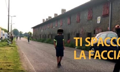 Visita il campo nomadi tra Cusago e Milano: minacce e spintoni. VIDEO
