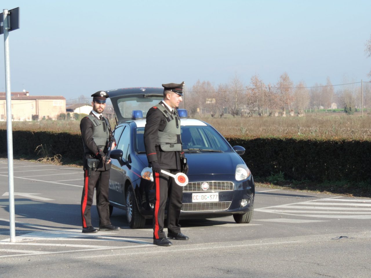 Infastidito dal clacson, punta una pistola scacciacani all’autista. Poi si scusa