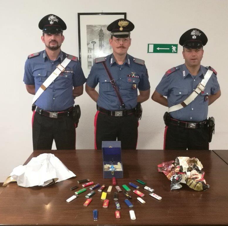 Brucia volantini e provoca un incendio: arrestato