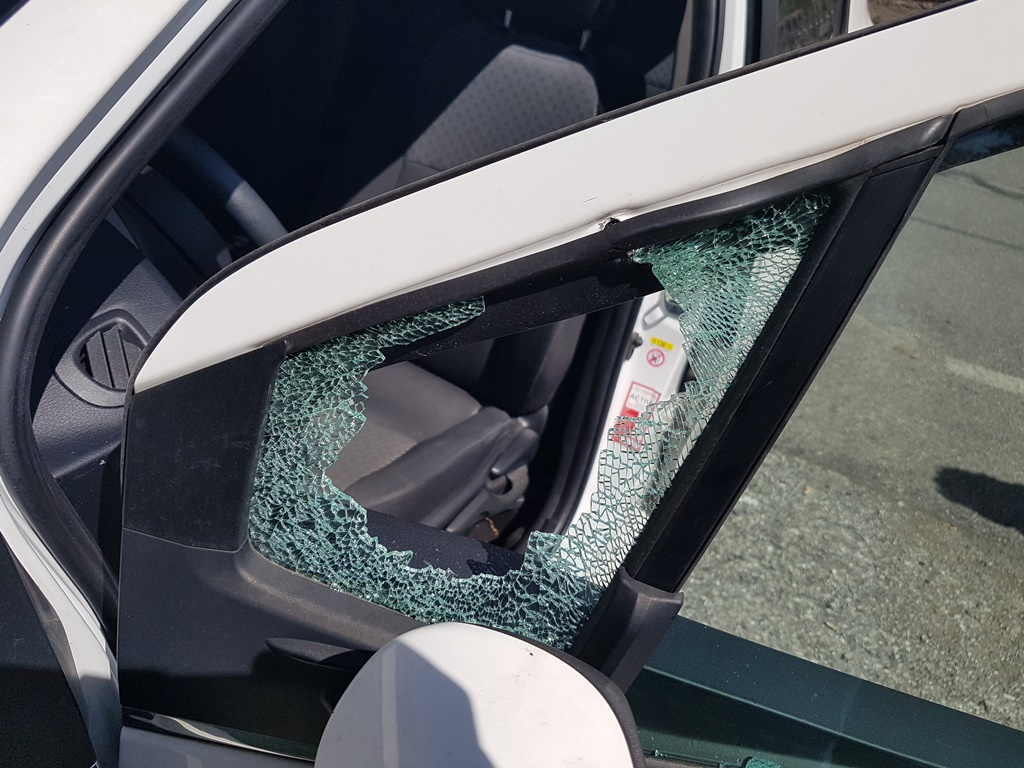 Apre l’auto con un cacciavite e ruba una borsa, ma c’erano i Carabinieri a guardarlo