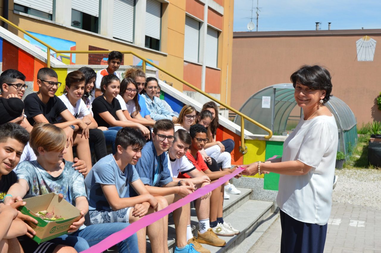 Taglio del nastro per i murales realizzati dai ragazzi delle scuole medie di Ghedi