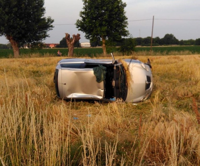 Auto si ribalta nel campo a Calvisano giovane miracolata