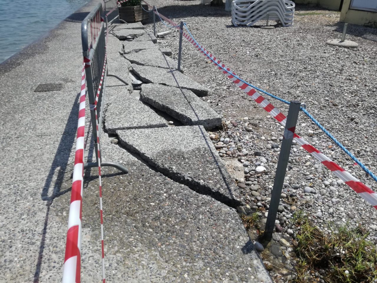 Cede parte della passeggiata a lago di Desenzano