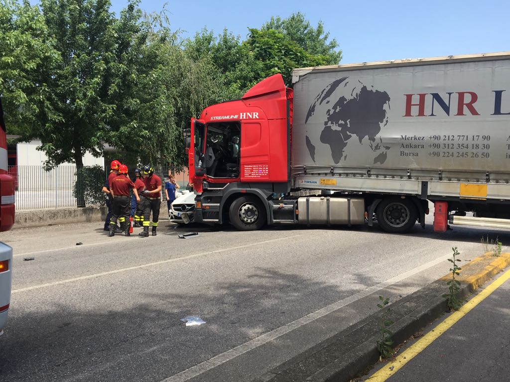 Incidente fra camion e auto a Cologne