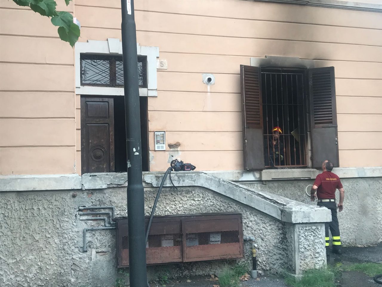 Incendio in un appartamento a Chiari, un ustionato