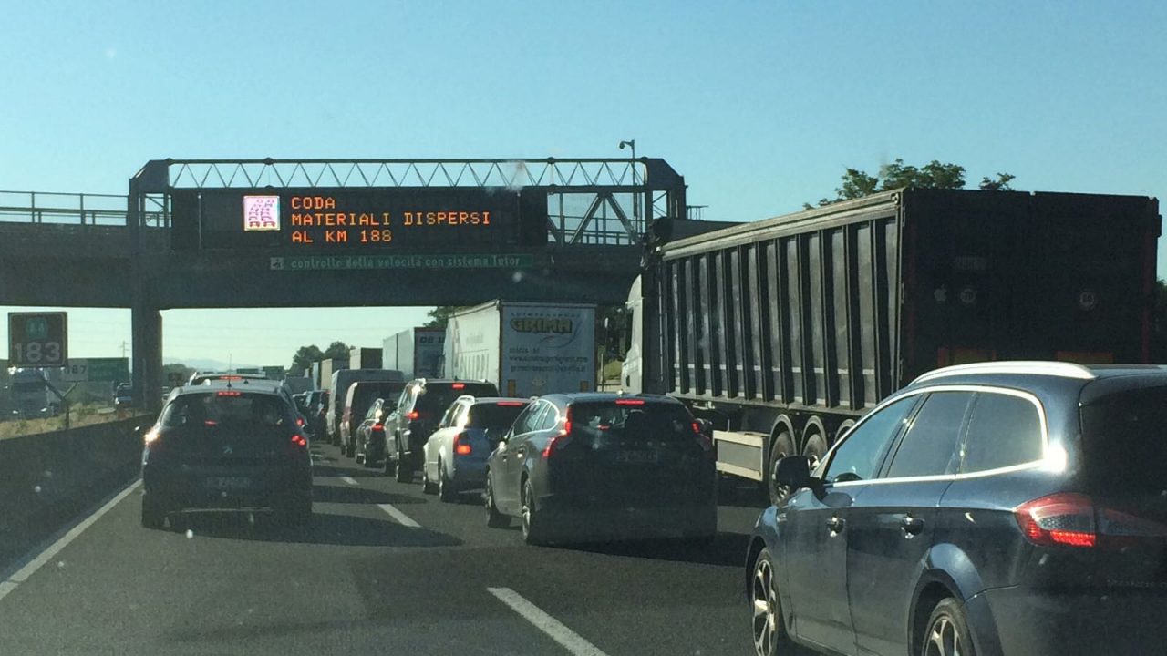 Traffico in tilt in A4, diversi svincoli chiusi e code