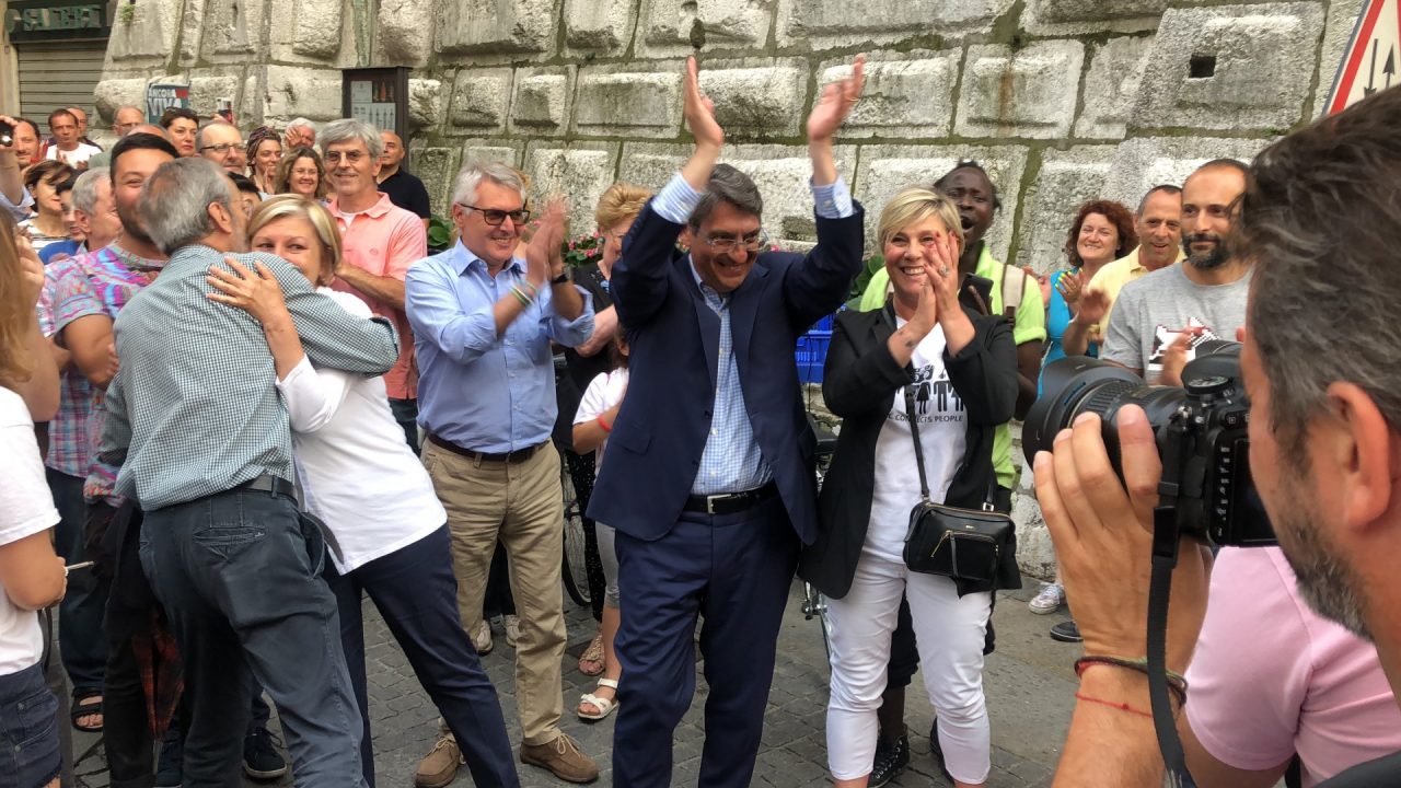 Amministrative Brescia: Del Bono festeggia con i sostenitori