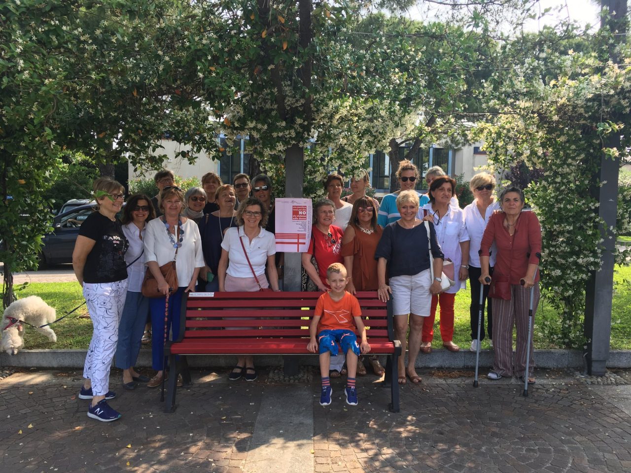 Inaugurata a Moniga la panchina contro la violenza sulle donne