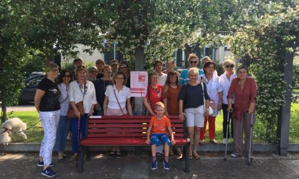 Inaugurata a Moniga la panchina contro la violenza sulle donne