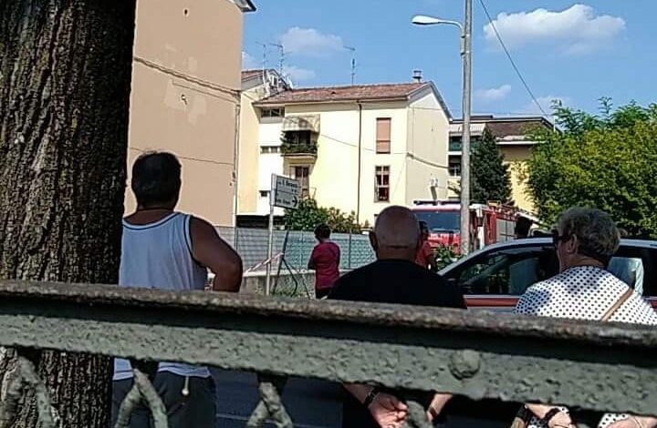 Lancia i piatti, grida, dà fuoco a oggetti e li butta dal balcone. Caos in via Montegrappa a Ghedi