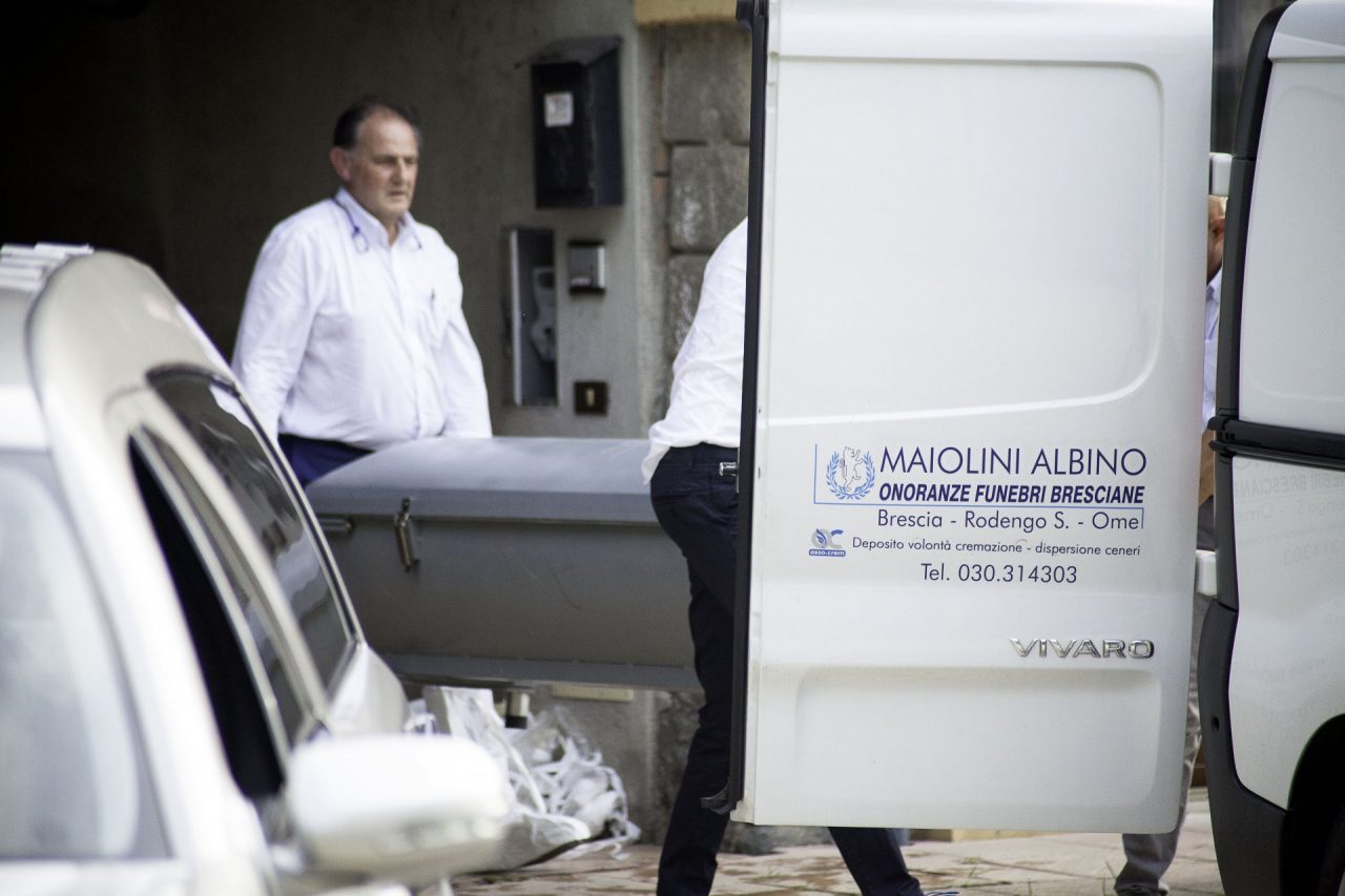 Uccide la moglie e poi si suicida, dramma a Ome