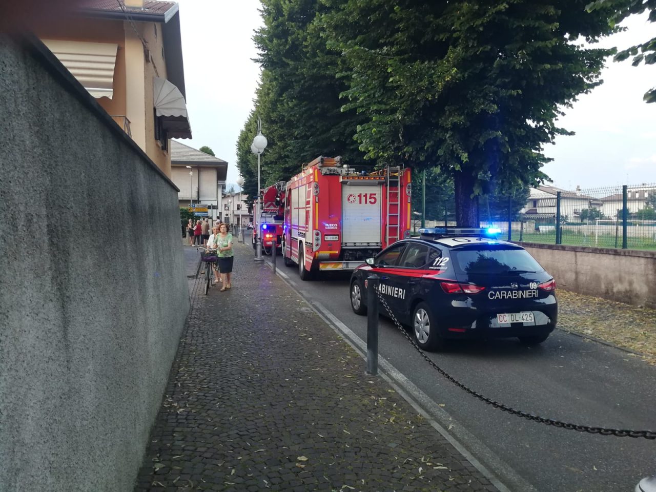 Rogo in casa a San Pancrazio aggrediti i pompieri