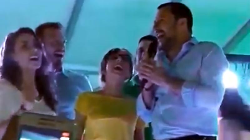 Salvini canta Io Vagabondo: “Sono gli unici Nomadi che ci piacciono”