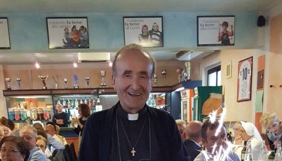 Fedeli in lutto per la morte di don Costante Duina