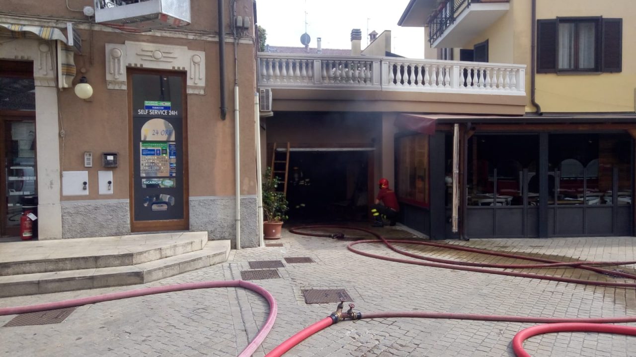 Magazzino a fuoco a Pontoglio in centro al paese VIDEO