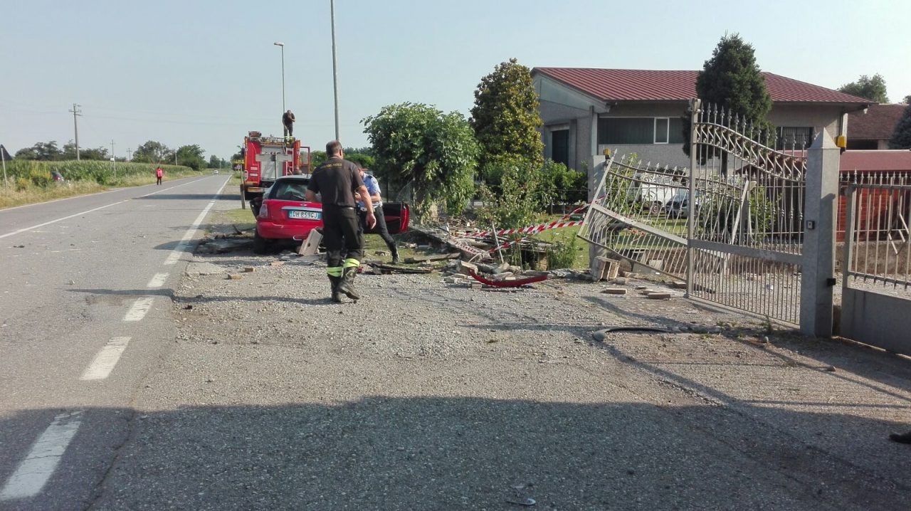 Auto ribaltata a Montichiari in via Calvisano – elisoccorso per un 21enne