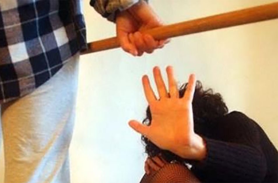 Preso a bastonate da due uomini incappucciati