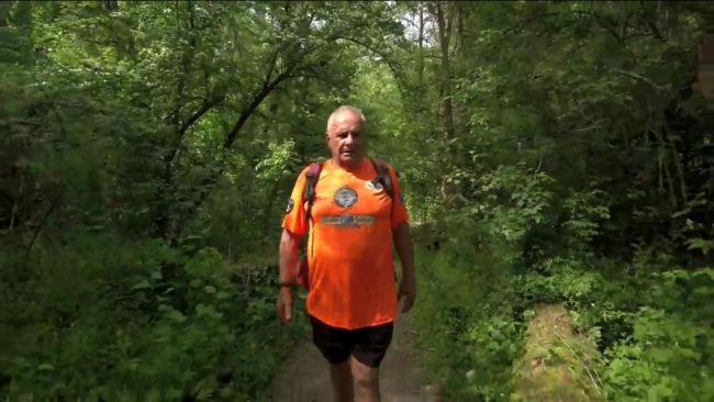 Giro d’Italia a piedi a 85 anni, questo fine settimana le tappe bresciane