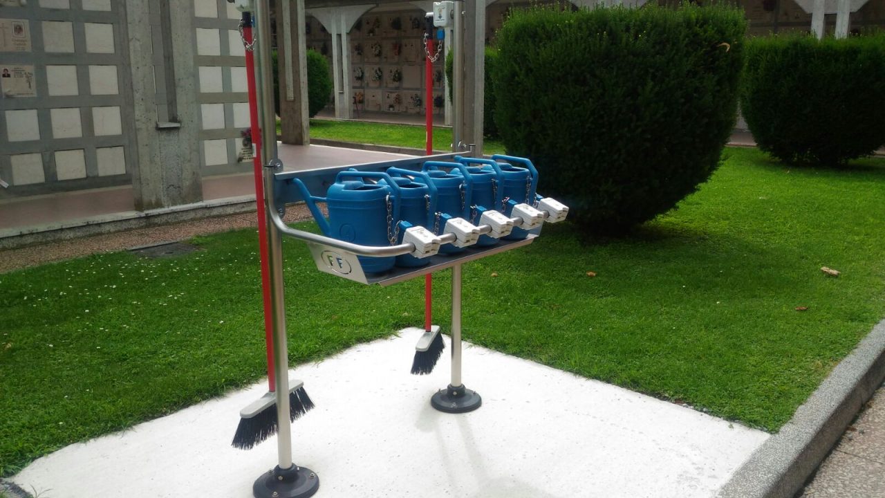 Scope e annaffiatoi a gettone contro i furti al cimitero