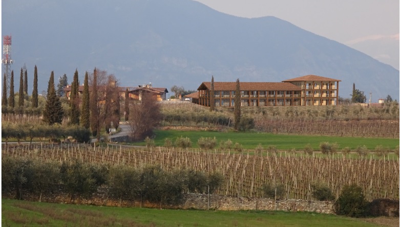 Nuovo hotel con cantina a Corte Franca, è polemica