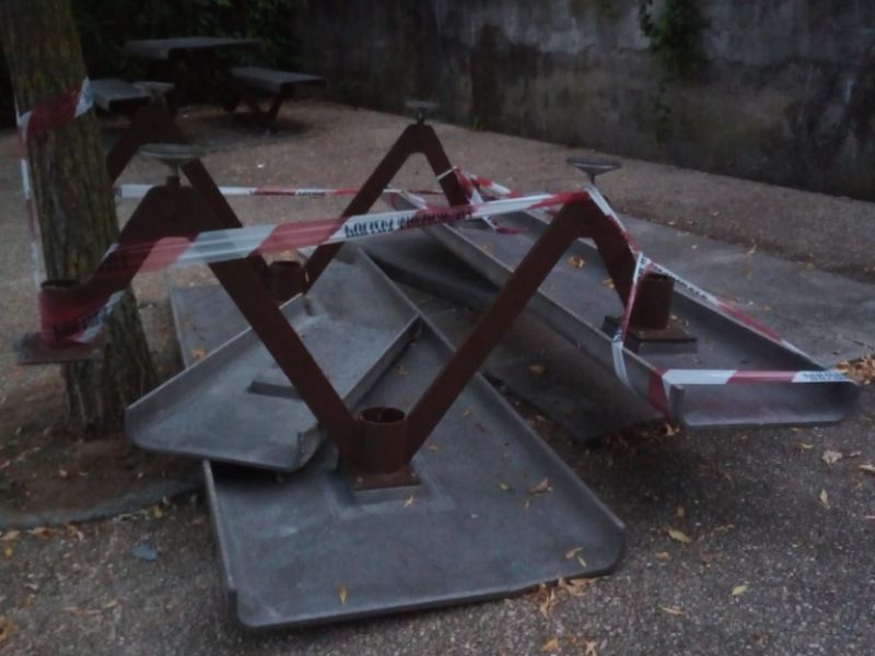 Incivili a Padenghe sradicata una panchina del lungolago