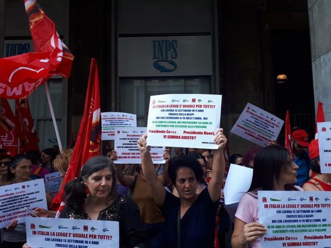 Le lavoratrici delle mense scolastiche protestano sotto la sede dell’Inps Lombardia