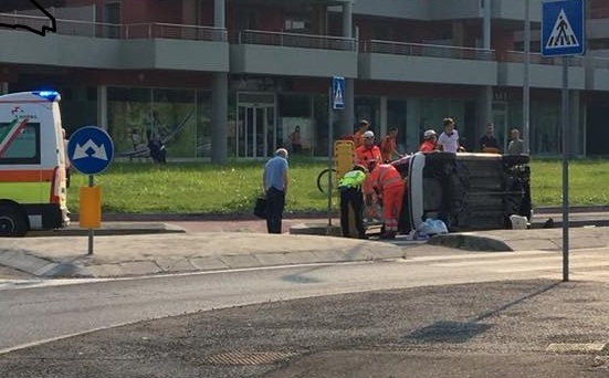 Auto si ribalta in via Brescia a Ghedi