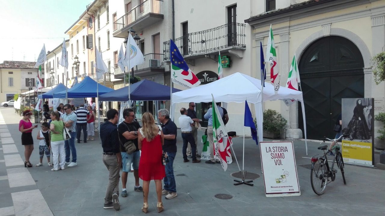 Montichiari, la maggioranza in piazza si racconta