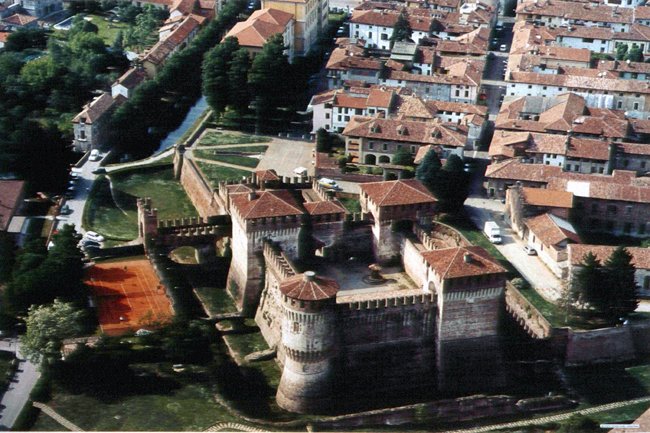 Statue nude, accesso vietato in Rocca ai bambini