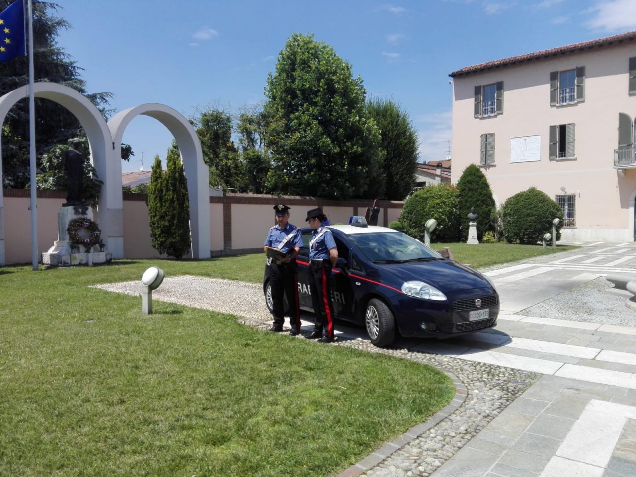 Viveva come un hippy sul fiume Oglio, denunciato per furto d’auto