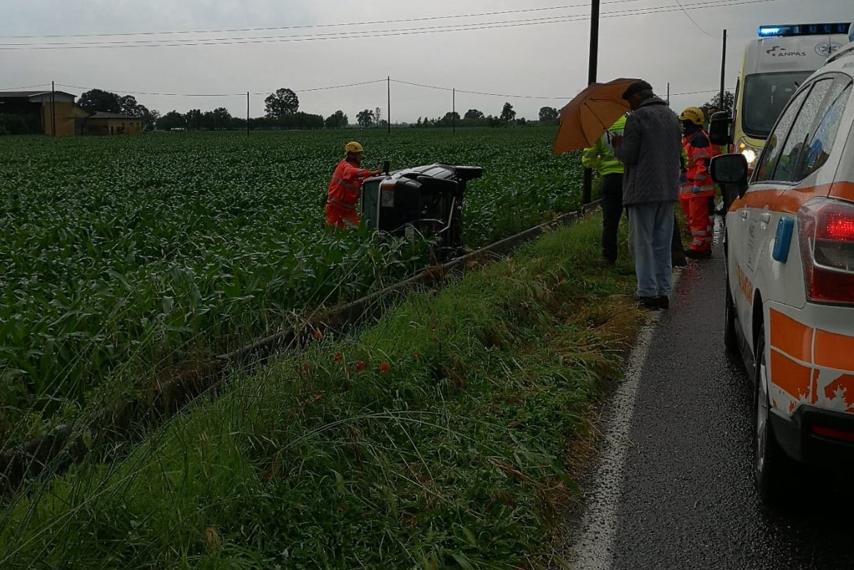 Auto ribaltata in un campo a Comezzano-Cizzago