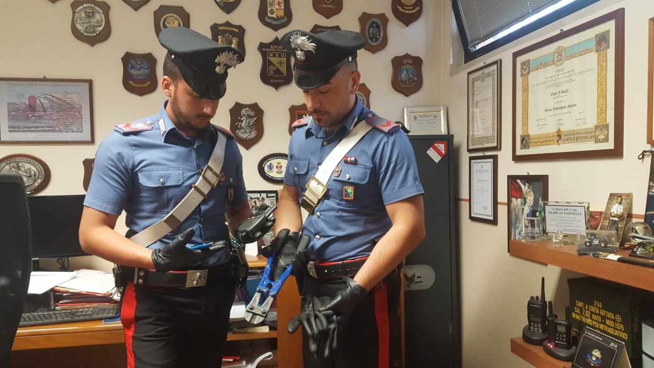 Rubano le scarpe in un negozio, ma il Carabiniere li vede
