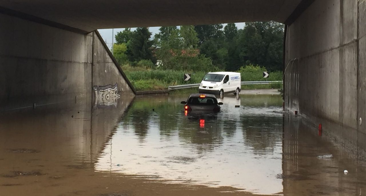 Auto bloccata in un sottopassaggio allagato VIDEO