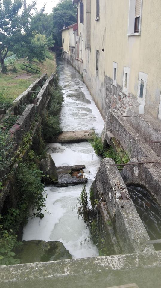 Ennesimo sversamento a Castenedolo: schiuma bianca nella roggia Razzica