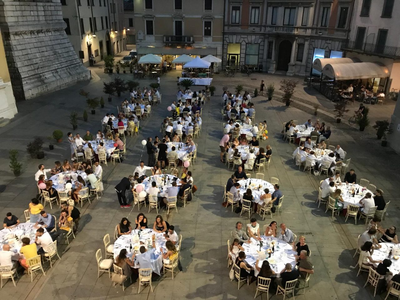 Eccellenze protagoniste della cena in piazza a Chiari