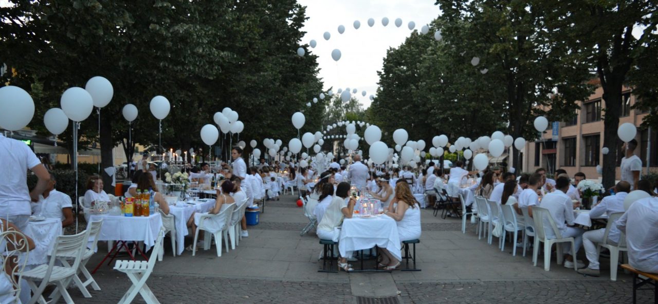 La cena in bianco anima il cuore della città di Ghedi per la prima volta