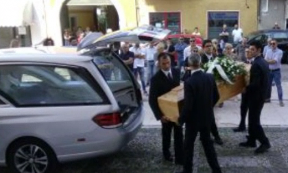 Chiesa gremita a Borgosatollo per l'ultimo saluto a Roberto Pelosi