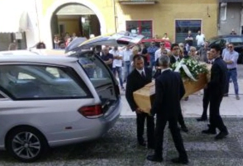 Chiesa gremita a Borgosatollo per l’ultimo saluto a Roberto Pelosi