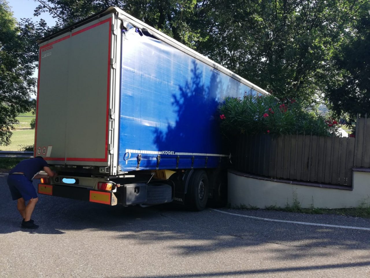 Camion incastrato in via Duomo a Cazzago